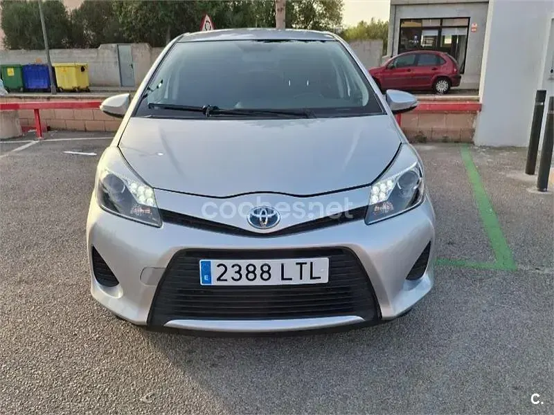 Usado Toyota Yaris Hybrid Active 100 CV (73 kW) 2012 Gris / plata Berlina