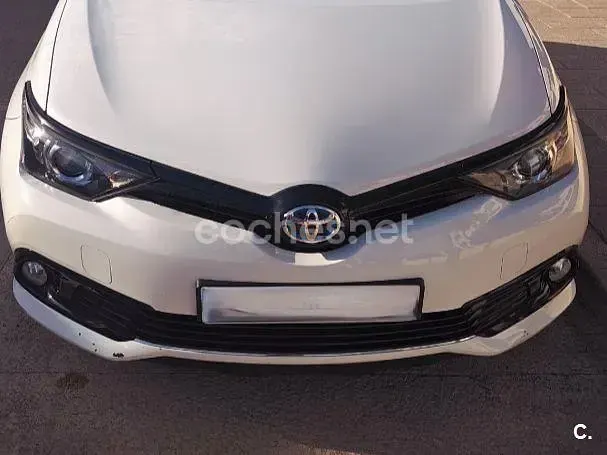 Usado Toyota Auris Hybrid Business Edition 136 CV (100 kW) 2018 Blanco Berlina