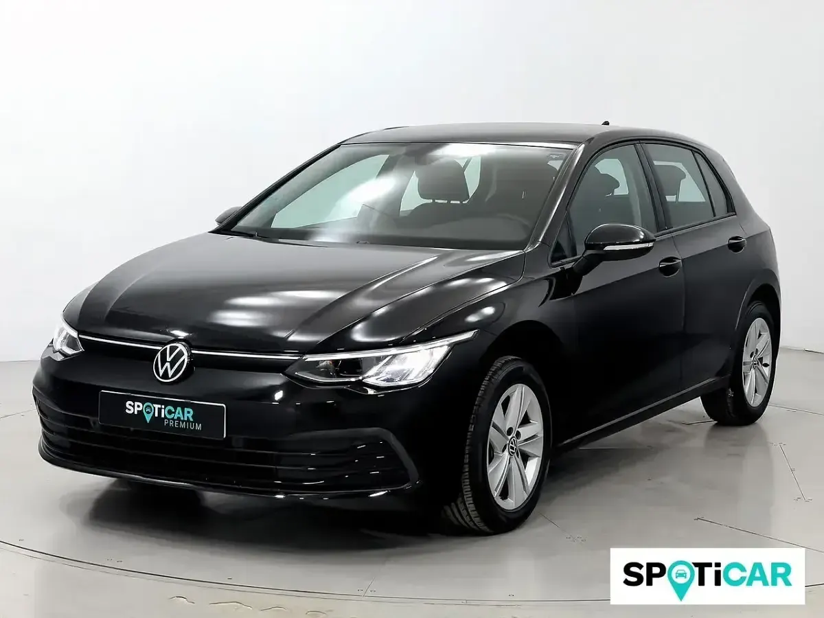 Begagnad VW Golf VIII Life 131 HK (96 kW) 2022 Svart Sedan