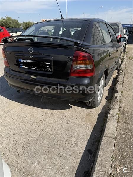 Usado Opel Astra Edition 100 CV (73 kW) 2003 Negro Berlina