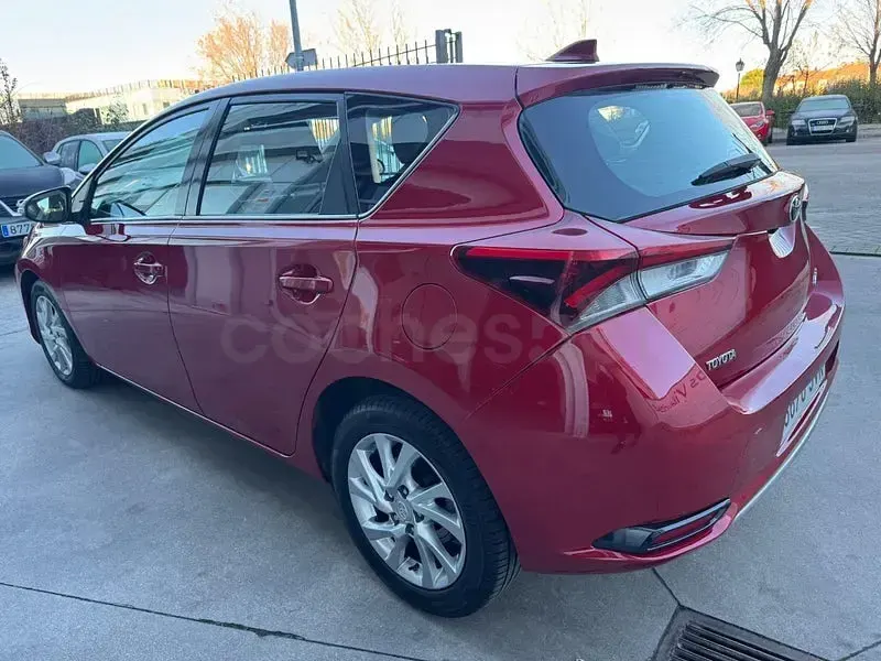 Usado Toyota Auris Active 116 CV (85 kW) 2016 Granate Berlina