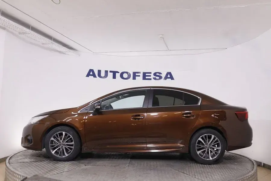 Usado Toyota Avensis Executive 143 CV (105 kW) 2015 Marron Berlina