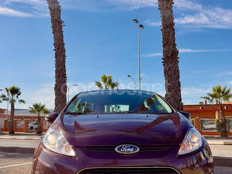 Usado Ford Fiesta Trend 82 CV (60 kW) 2010 Violeta / lila Berlina