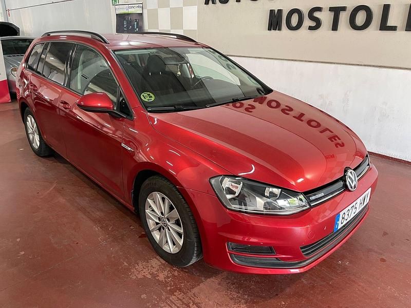 Usado VW Golf VII 110 CV (80 kW) 2014 Rojo Familiar