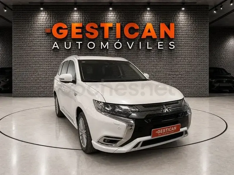 Usado Mitsubishi Outlander P-HEV 224 CV (164 kW) 2021 Blanco SUV