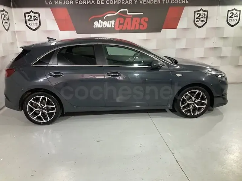 Usado Kia Ceed 120 CV (88 kW) 2023 Gris / plata Utilitario