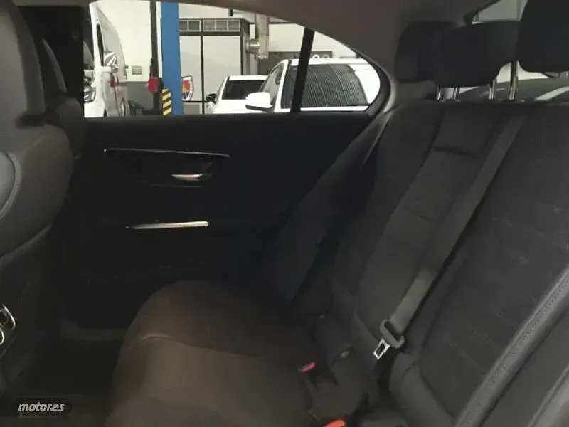 Usado Mercedes C220 197 CV (144 kW) 2025 Gris / plateado Berlina