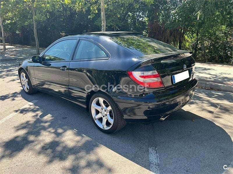 Usado Mercedes C180 143 CV (105 kW) 2005 Negro Berlina