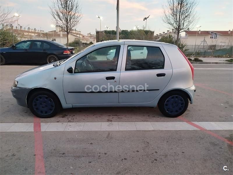 Usado Fiat Punto Dynamic 60 CV (44 kW) 2004 Gris / plata Utilitario