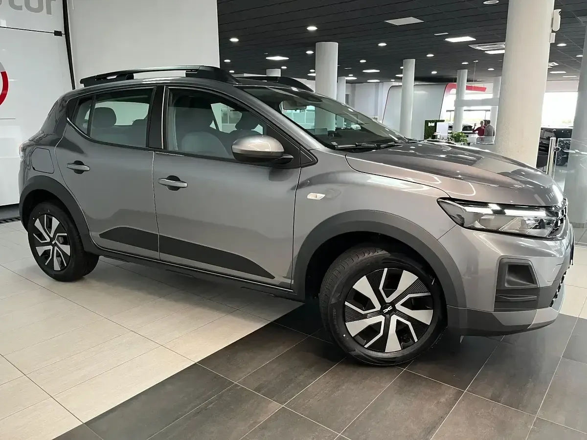 Nuevo Dacia Sandero Expression 111 CV (81 kW) 2026 Gris Utilitario