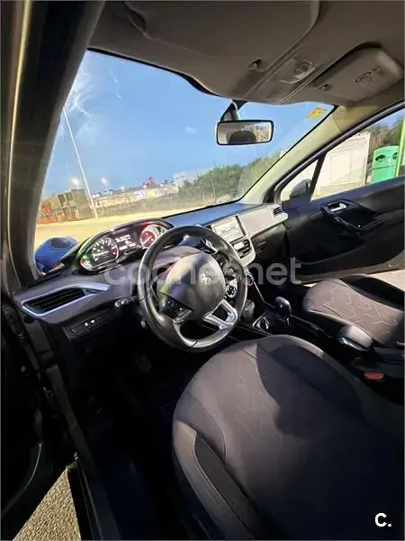 Usado Peugeot 2008 Allure 110 CV (80 kW) 2015 Beige SUV