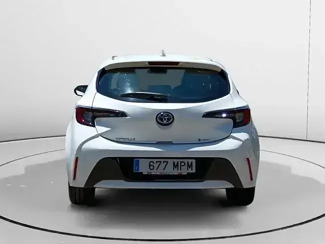 Używany Toyota Corolla Active 140 KM (102 kW) 2024 Biały Sedan/Limuzyna