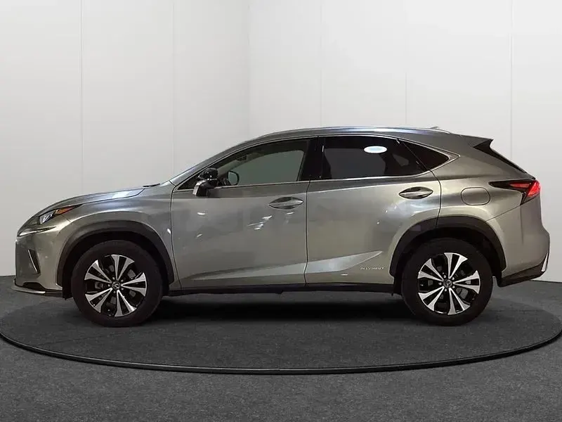Usado Lexus NX300h 197 CV (144 kW) 2021 Gris / plata SUV
