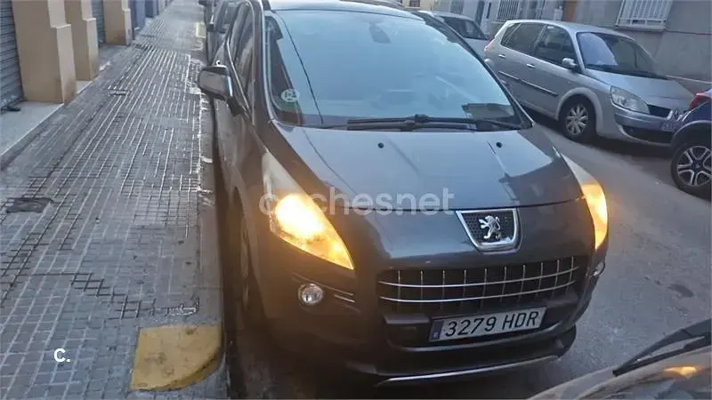 Usado Peugeot 3008 Sport 112 CV (82 kW) 2011 Gris / plata Familiar
