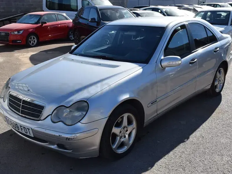 Usado Mercedes C220 Classic 143 CV (105 kW) 2002 Gris / plata Berlina