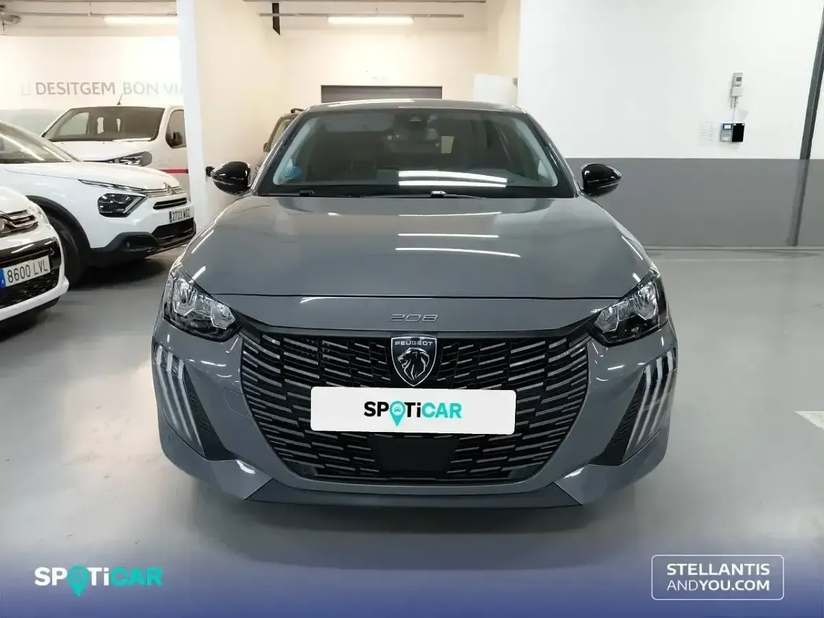 Usado Peugeot 208 Allure 100 CV (73 kW) 2025 Gris Utilitario