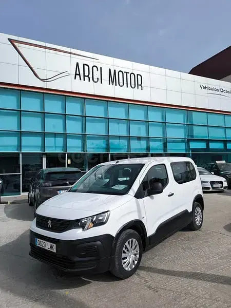 Usado Peugeot Rifter Active 100 CV (73 kW) 2021 Blanco Monovolumen