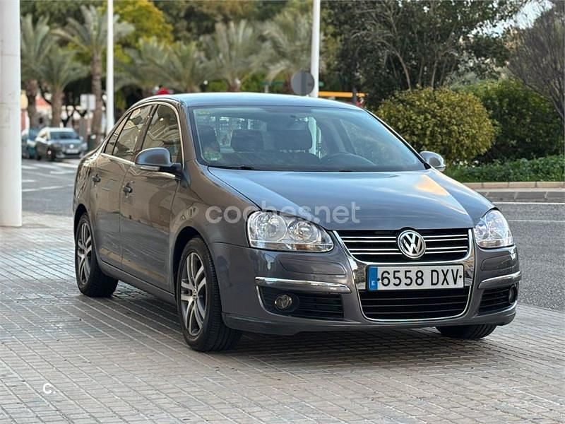 Usado VW Jetta Advance 115 CV (84 kW) 2006 Gris / plata Berlina