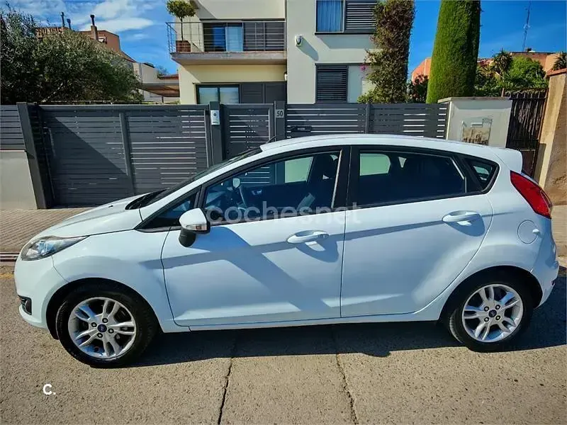 Usado Ford Fiesta Titanium 75 CV (55 kW) 2014 Blanco Utilitario