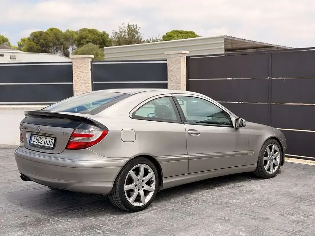 Usado Mercedes C220 Classic 150 CV (110 kW) 2005 Negro Coupe