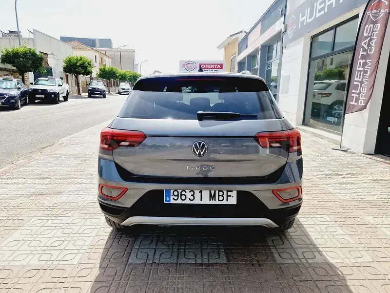 Usado VW T-Roc Advance 115 CV (84 kW) 2022 Gris / plata SUV