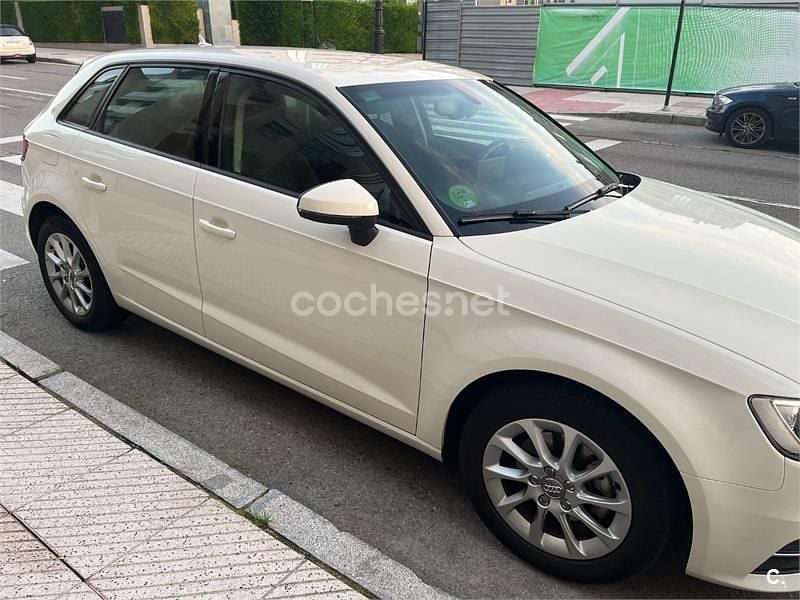 Käytetty Audi A3 Attraction 105 HP (77 kW) 2014 Valkoinen Sedan