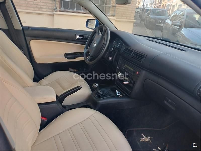 Usado VW Passat Trendline 150 CV (110 kW) 2002 Azul Berlina