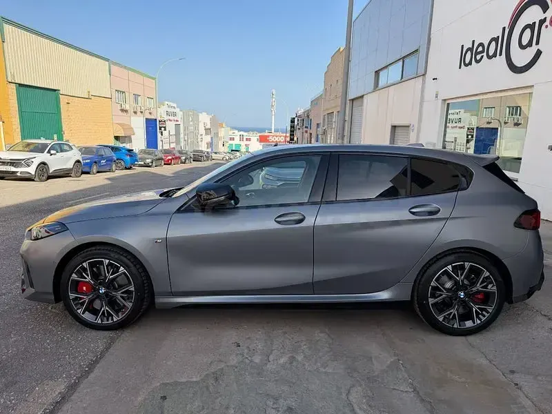 Usado BMW M135 Comfort Edition 300 CV (220 kW) 2025 Gris / plata Utilitario