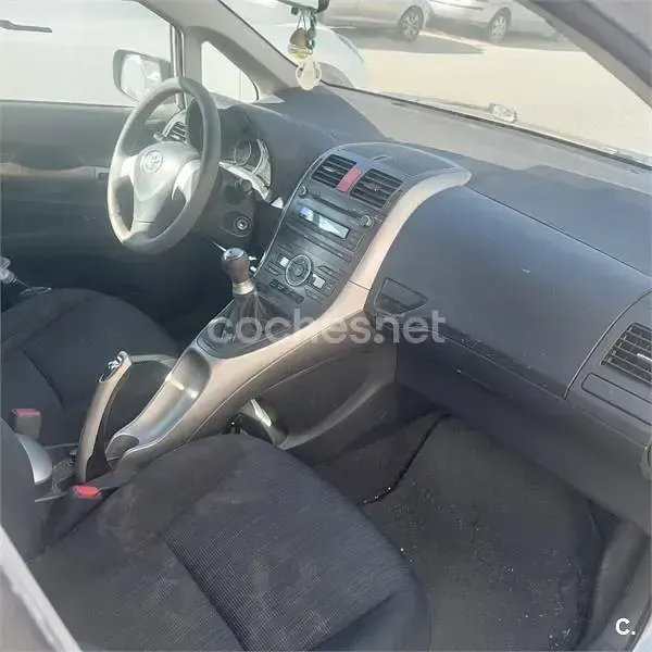 Usado Toyota Auris Luna 90 CV (66 kW) 2009 Gris / plata Utilitario