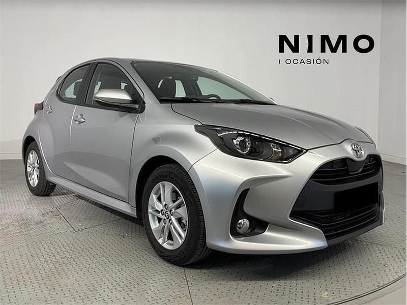 Rojo tokyo Usado 2020 Toyota Yaris Hybrid Active Utilitario | 17.900 € (Precio justo) - Imagen 1/4