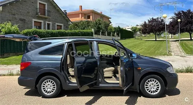 Usado SsangYong Rodius 165 CV (121 kW) 2010 Gris / plata Monovolumen
