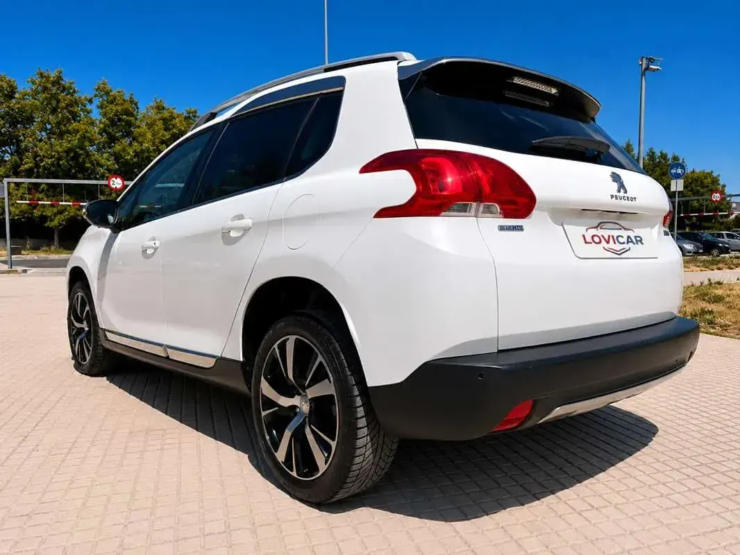 Usado Peugeot 2008 Allure 120 CV (88 kW) 2015 Blanco SUV