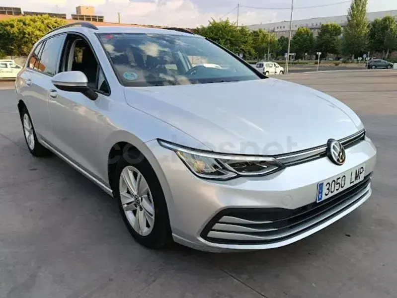 Usado VW Golf VIII Life 115 CV (84 kW) 2021 Gris / plata Familiar