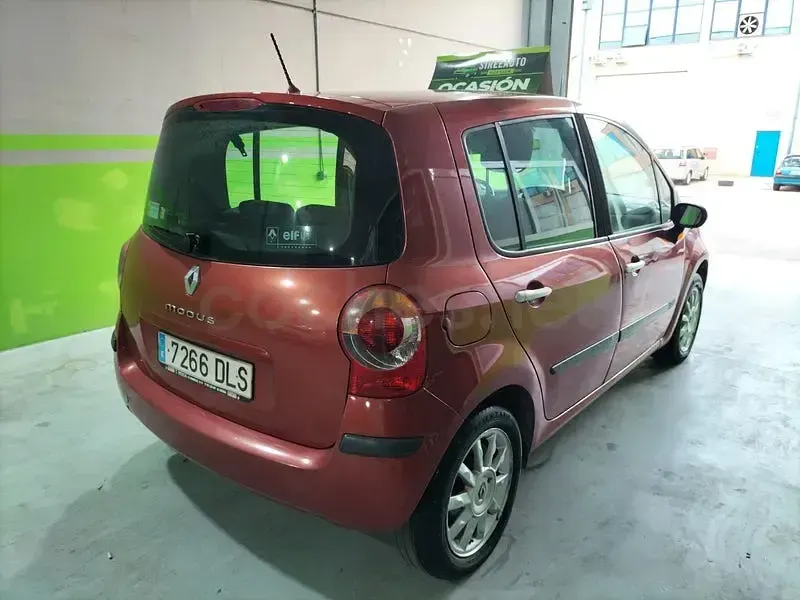Usado Renault Modus Dynamique 80 CV (58 kW) 2005 Granate Monovolumen