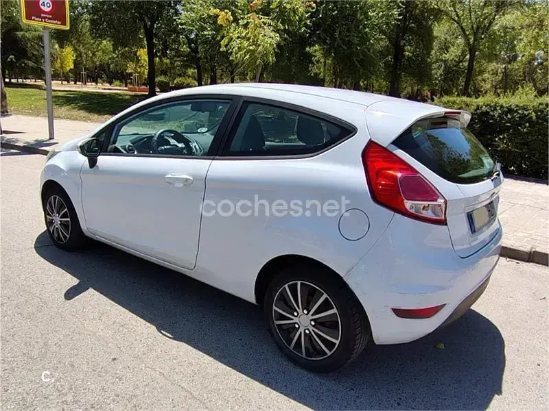 Usado Ford Fiesta 75 CV (55 kW) 2014 Blanco Utilitario