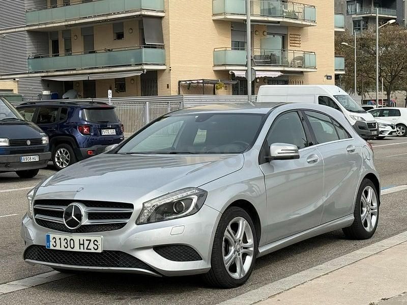 Usado Mercedes A180 Urban 109 CV (80 kW) 2014 Gris / plata Berlina