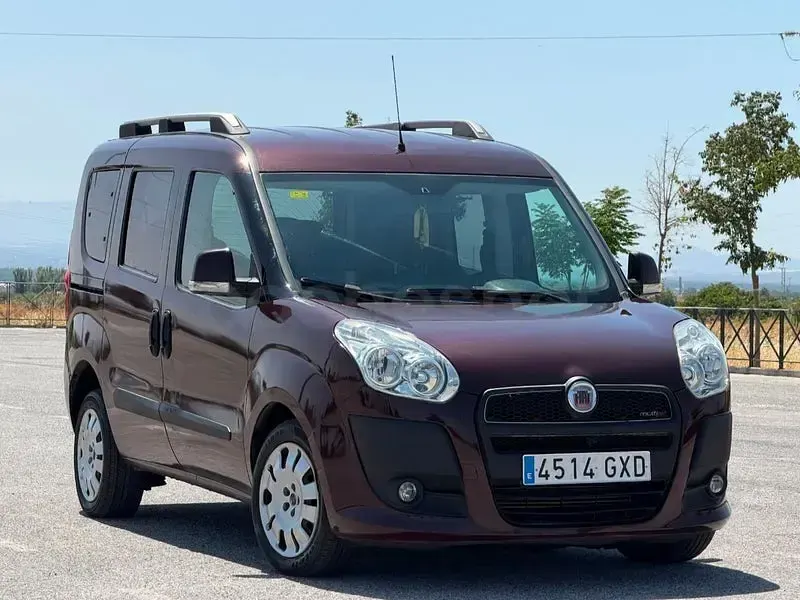 Usado Fiat Doblò Emotion 105 CV (77 kW) 2011 Granate Monovolumen
