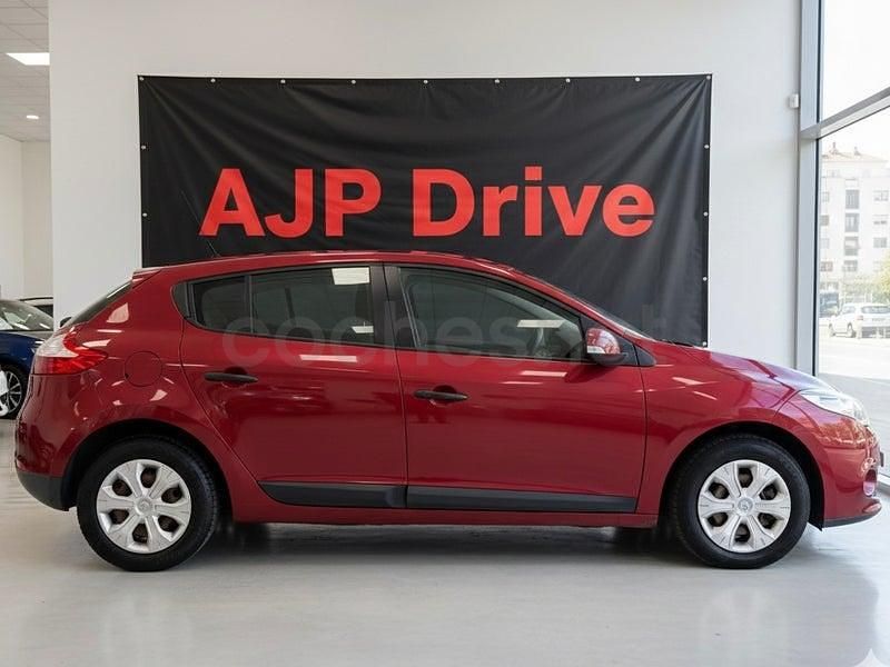 Usado Renault Mégane Authentique 100 CV (73 kW) 2011 Granate Berlina