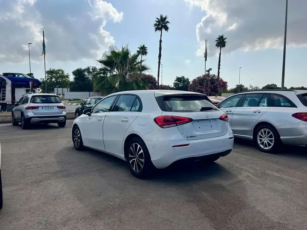 Usado Mercedes A180 Advanced 116 CV (85 kW) 2022 Blanco Utilitario