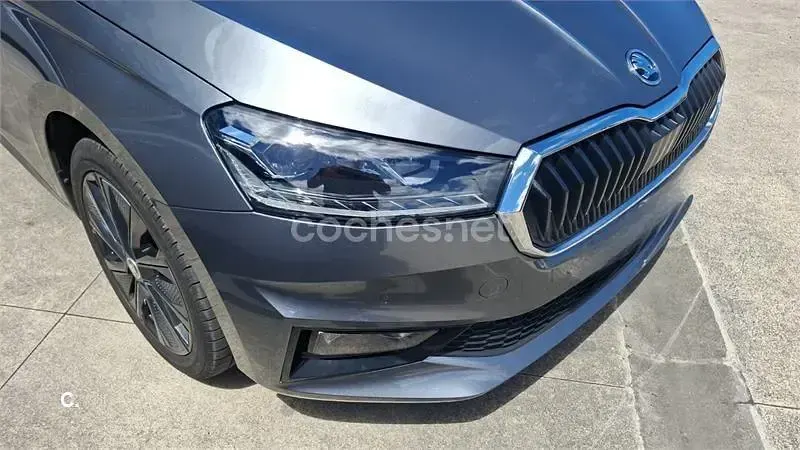 Usado Skoda Fabia Style 95 CV (69 kW) 2022 Gris / plata Utilitario