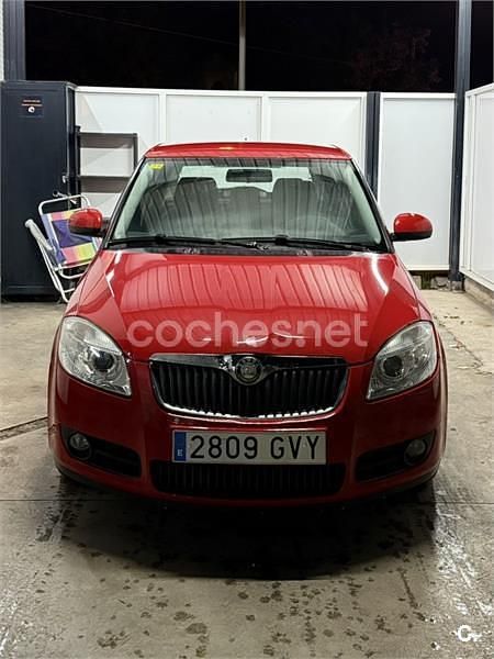 Rojo Usado 2010 Skoda Fabia Berlina | 4700 € (Precio justo) - Imagen 1/4