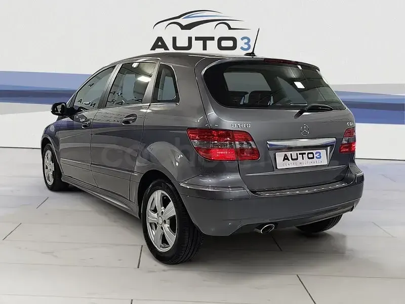 Usado Mercedes B180 109 CV (80 kW) 2011 Beige Monovolumen