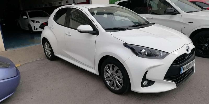 Usado Toyota Yaris Hybrid Active 116 CV (85 kW) 2023 Blanco Utilitario