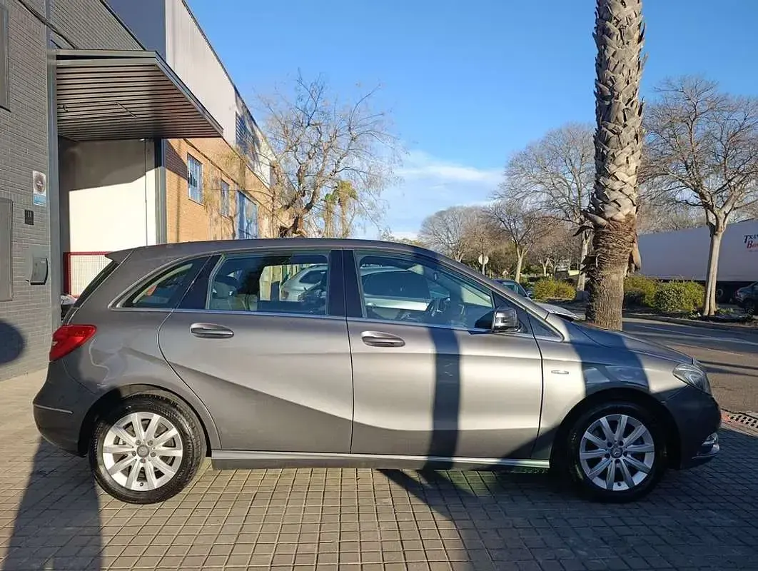 Usado Mercedes B200 136 CV (100 kW) 2012 Gris Utilitario
