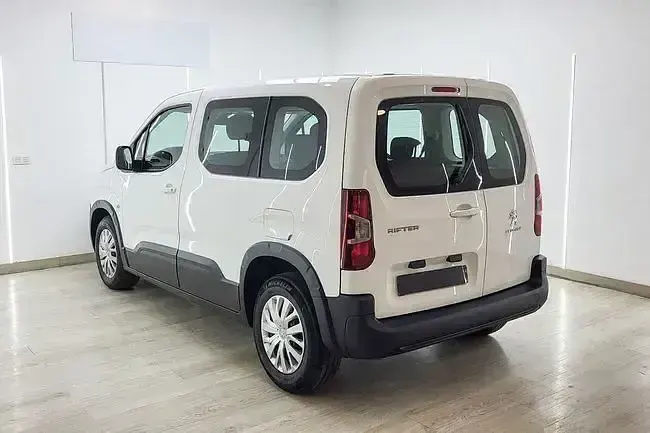 Usado Peugeot Rifter Active 102 CV (75 kW) 2021 Blanco Monovolumen