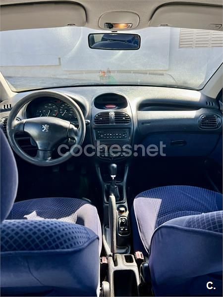 Usado Peugeot 206 70 CV (51 kW) 2003 Amarillo Berlina