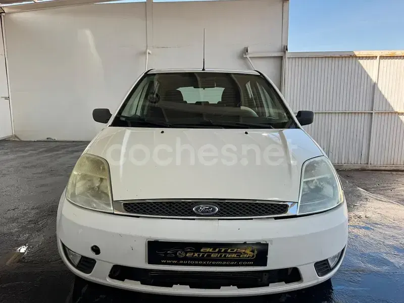Usado Ford Fiesta Trend 68 CV (50 kW) 2003 Blanco Utilitario