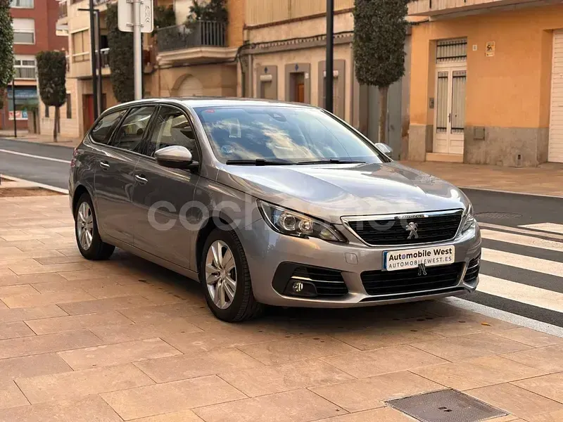 Usado Peugeot 308 SW Active 130 CV (95 kW) 2021 Gris / plata Familiar