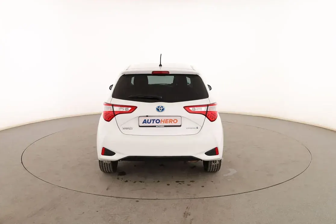 Usado Toyota Yaris Hybrid Active 101 CV (74 kW) 2019 Blanco Berlina