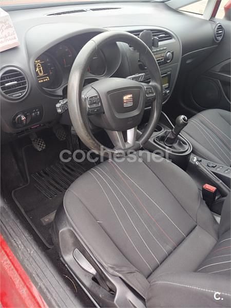 Usado Seat Leon Reference 105 CV (77 kW) 2013 Rojo Berlina